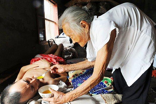 17. 60 yaşındaki felçli oğlunun her türlü ihtiyacını karşılayan 97 yaşındaki fedakar anne.