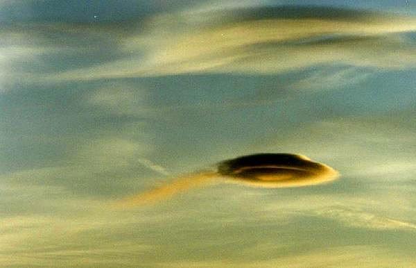 2. Bu kameralara yakalanan bir UFO değil, sadece bulut.