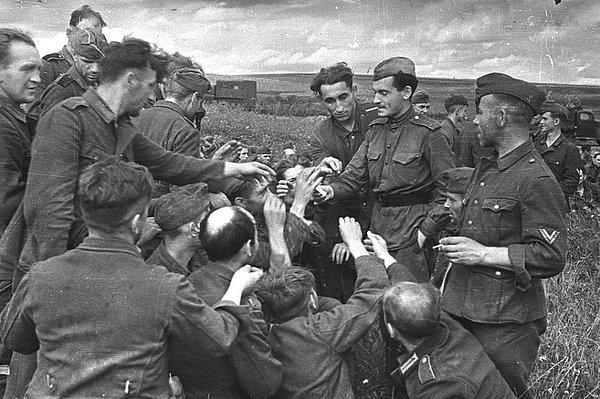 28. Bir Sovyet askeri sigarasını Alman askerleri ile paylaşıyor. (II. Dünya Savaşı, 1943).