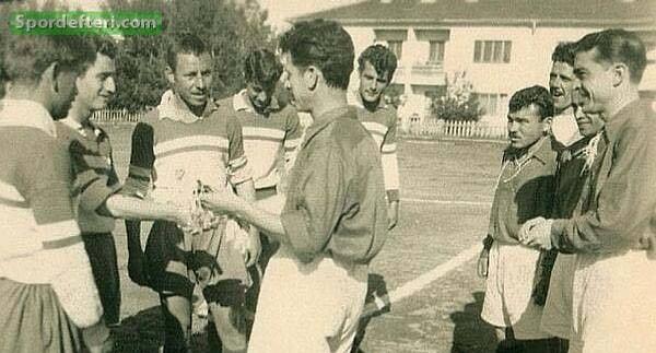 1. İzmirspor formasıyla İzmir Profesyonel Ligi'nde 1954-55 sezonunda çıktığı 18 maçta 17 gol atarak gol krallığı yaşadı.