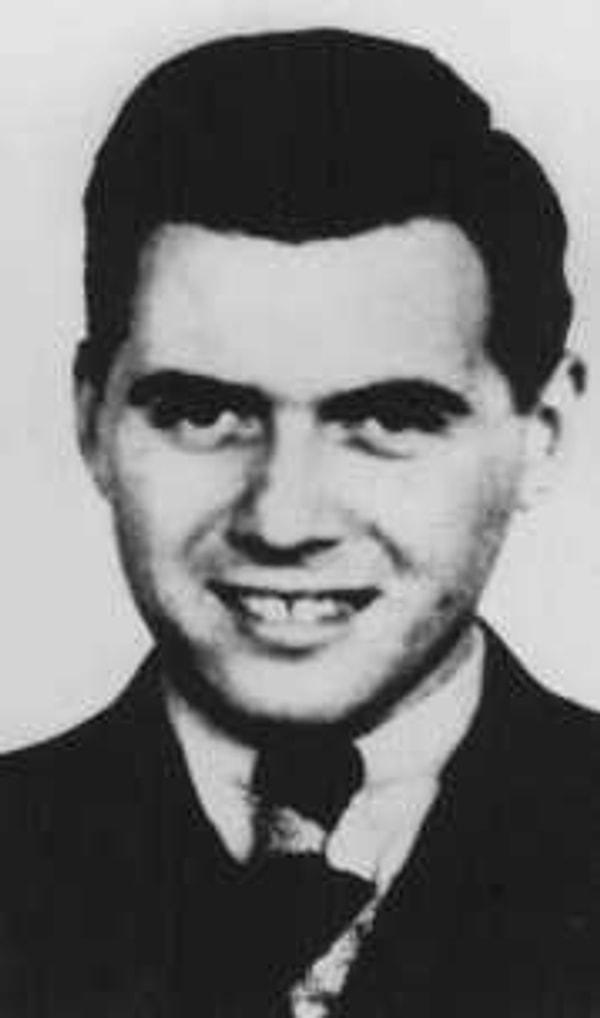 14. Alman doktor ve SS yüzbaşı Josef Mengele. 1943'te Auschwitz SS garnizon doktoru (Standortartz) unvanını aldı. Mevkisi gereği çalışabilecek denli formda olanları ve gaz odasına gitmeye mahkumları seçmek ve ayırmaktan sorumluydu. Mengele ayrıca kampta kalanlar, özellikle de ikizler üzerinde insan deneyleri yürüttü.