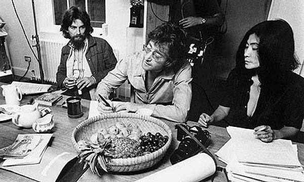 19. Yoko Ono ve George Harrison arasındaki en fena tartışma, Ono’nun Harrison’un bisküvisinden izin almadan yemesinden sonra çıktı.