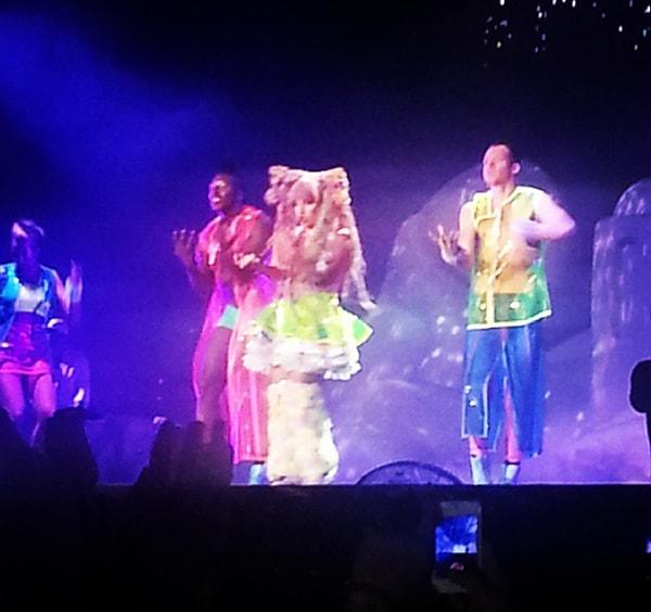 4. Lady Gaga, konser sırasında kıyafetini sahnede değiştirdi.
