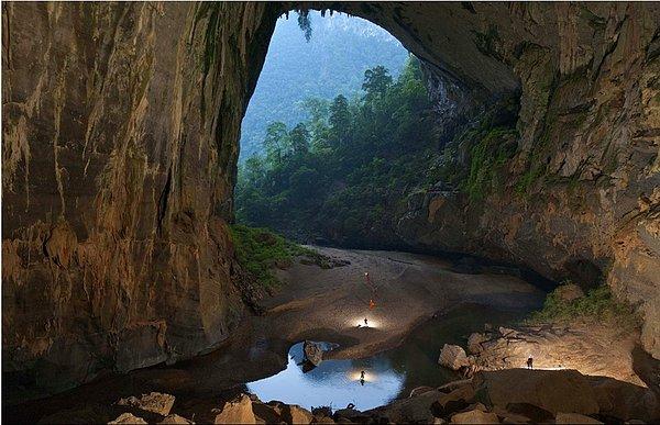 2. Vietnam'daki Son Doong Mağarası,  dünyadaki bilinen en büyük mağaralarındandır.