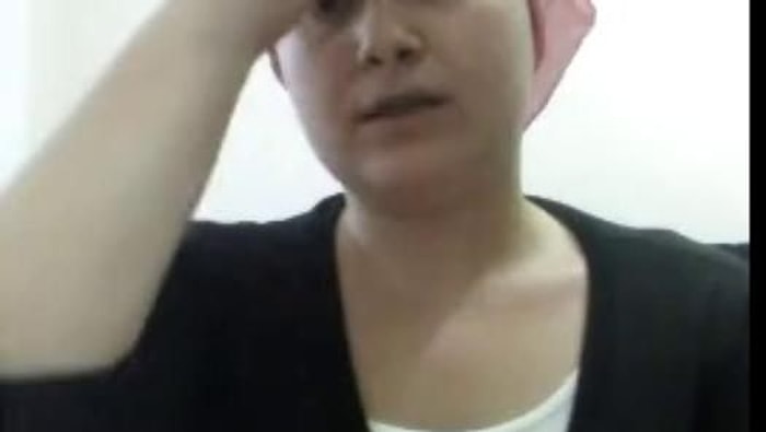 Kansere Dikkat Çekmek İçin Saçlarını Kazıtan Duyarlı Genç