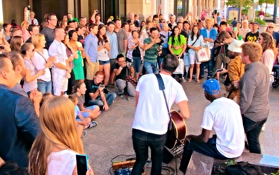 Sokak Müzisyenine İlgi Çekmek İçin Beraber Şarkı Söylemek
