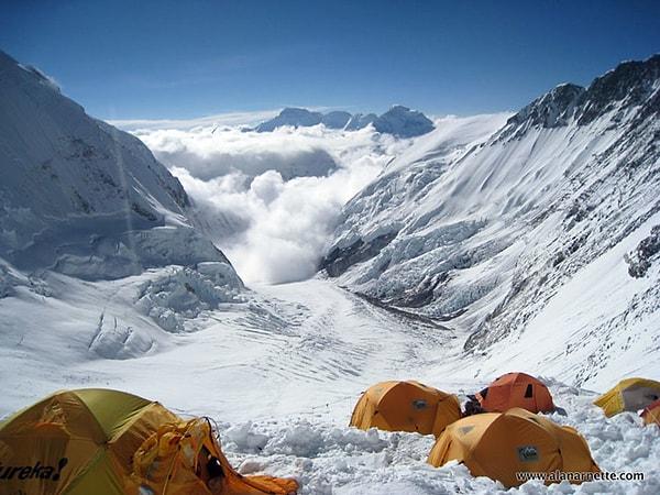 1. Everest Dağı - Nepal