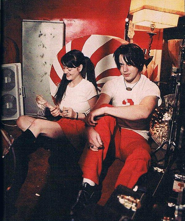 1.  1997 yılında Eşi Meg White ile (kardeşi sanılır genelde)  The White Stripes grubunu kurmuştur.