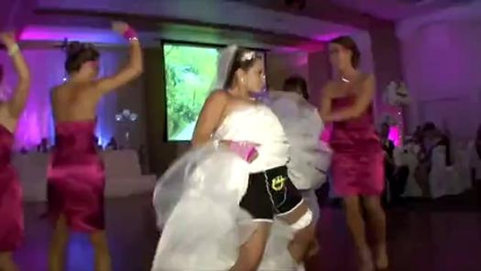 Bir Acayip Gelin ve Bir O Kadar Acayip Nedimeleri