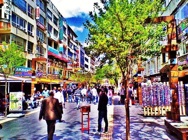 7. Ankara'nın meşhur caddelerine uğramadan olmaz tabi ki; Karanfil, 7. cadde, Tunalı Hilmi vs. buluşma mekanlarıdır. Alışveriş yapılır, gezilir, aynı zamanda kafelerde, restoranlarda vakit geçirebilirsiniz.