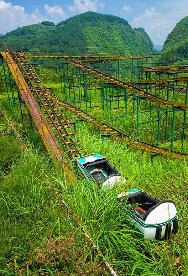 12. Hubei Province, Çin'de terk edilmiş bir roller coaster.
