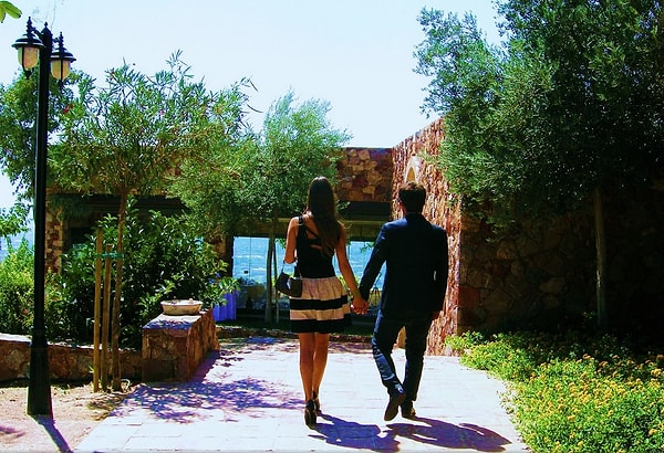 13. Во время прогулок всегда держат друг друга за руку.