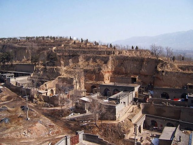 10. 30 milyon Çinli, 'Yaodong' adı verilen mağara biçiminde evlerde kalıyorlar ki bu sayı Avustralya nüfusundan fazladır.