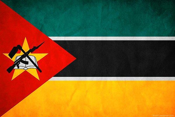 Mozambik bayrağı, dünyada modern bir silahı içerisinde bulunduran ve savunmada ve tetikte bulunduklarını diğer ülkelere gösteren tek bayraktır. AK-47'nin ülkenin özgürlüğü kazanmasına büyük bir faydası olduğu düşünüldüğünde bayraklarına bu silahı koymaları çok mantıklı.