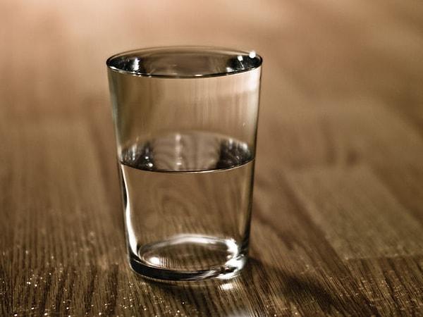 8. Son soru çok temel! Şu bardağın yarısı boş mu, yoksa dolu mu?