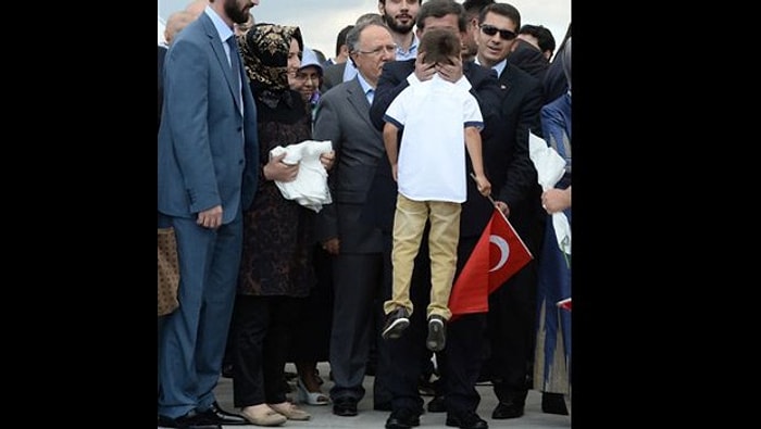 Davutoğlu'nun 'Sevdiği' Çocuğun Boynu Nasıl Acaba?