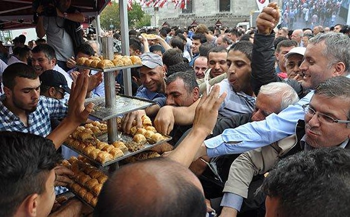 Eminönü'nde Bedava Baklava İzdihamı