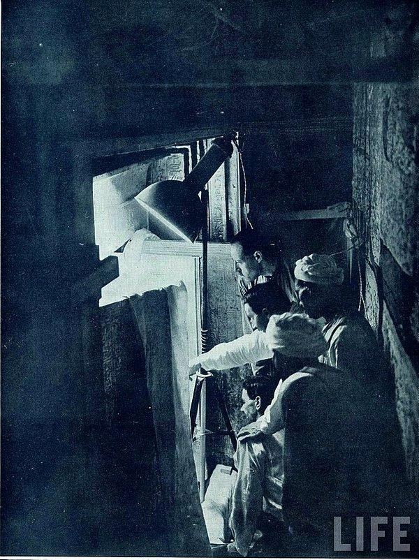 15. Howard Carter, yanında asistanlarıyla, Mısır Kralı Tutankamon'un lahitini binlerce yıl sonra ilk kez açarken (3 Ocak 1924)