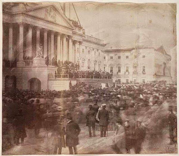 16. Amerika'da bilinen ilk başkanlık yemin töreni, 1857'de çekilen bu fotoğraf, James Buchanan'ın yemin töreninden
