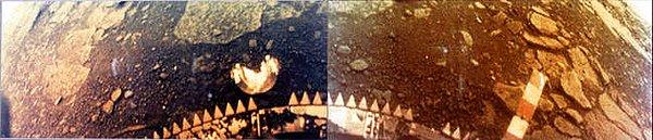 19. Venüs'ün yüzeyininin fotoğraflanabildiği ilk ve tek an. (1982)