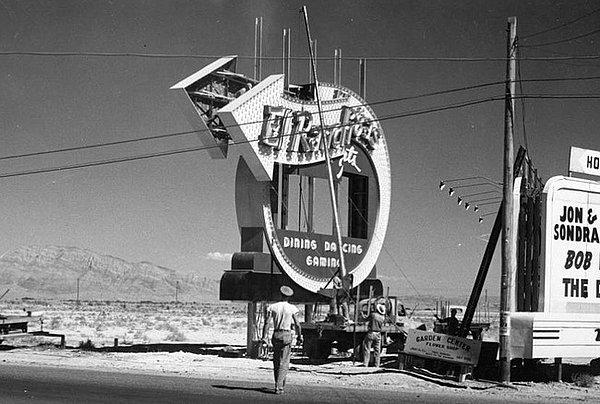 29. Meşhur Las Vegas Strip Oteli'ni gösteren ilk tabela kurulurken (1941)