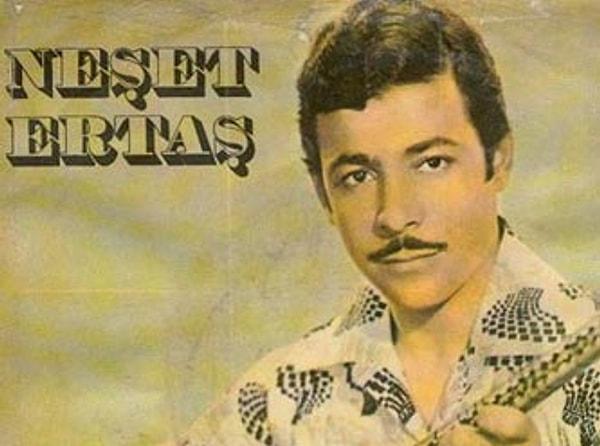 2-	Ertaş, İstanbul’da, Sençalar isimli bir plak şirketine gitti, şirketin sahibi Ertaş’ın sesini duyduğu anda çok beğendi ve 16 yaşındayken “Neden Garip Garip Ötersin Bülbül” isimli ilk albümünü çıkarttı.