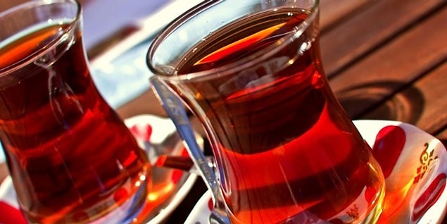 48. Çayı karıştırırken girdap yaratmaya çalışmak.