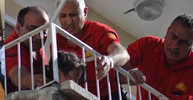 51. Kafayı demir parmaklıklar içinden geçirip aynı açıyla çıkaramayınca heyecanlanmak.