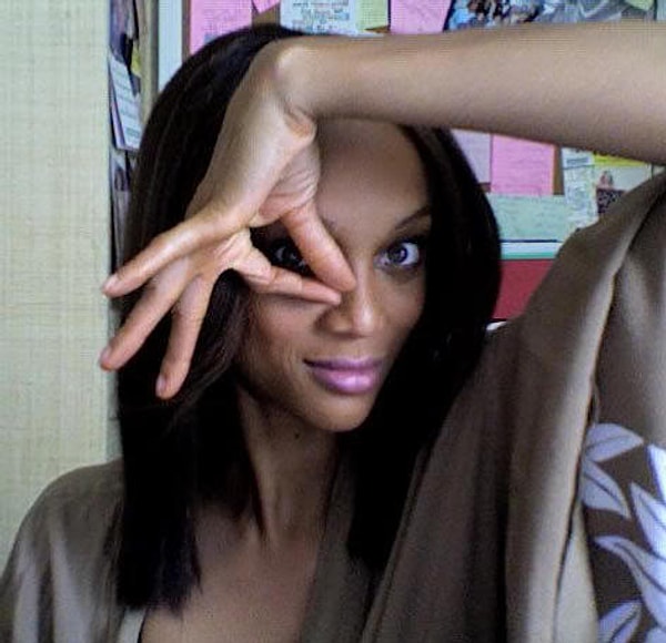 21. Делать очки, переворачивая руки.