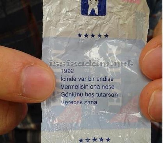 55. Sakızların naylon poşetlerini gerdirip üfleyerek ses çıkarmaya çalışmak.