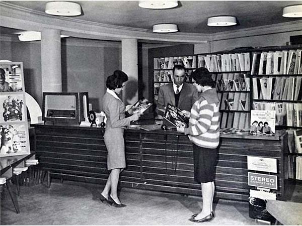 27. Taliban iktidarı ele geçirmeden önceki dönemlerde bir Afgan Kütüphanesi ve kitap okuyan kadınlar. (1950)