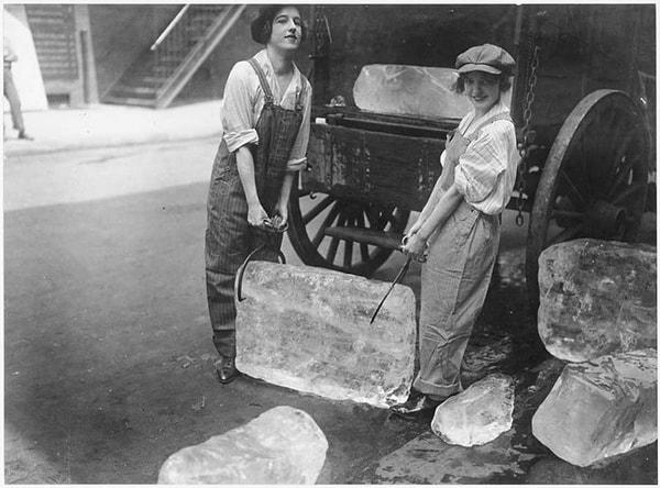 29. Erkek işçiler askere alındıktan sonra ağır buz bloklarını taşıyan kadın işçiler. (1918)