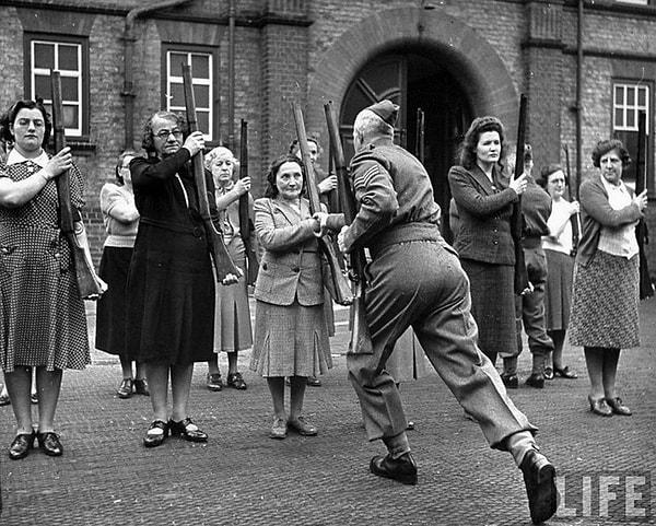 41. Sivil savunma amacıyla kurulan ''anne ordusu'' için eğitim zamanı. (1940)