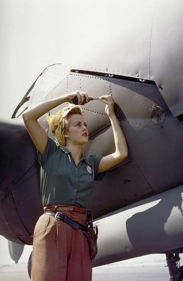 46. P-38 Lightning model uçak üzerinde çalışan kadın işçi. (1944)