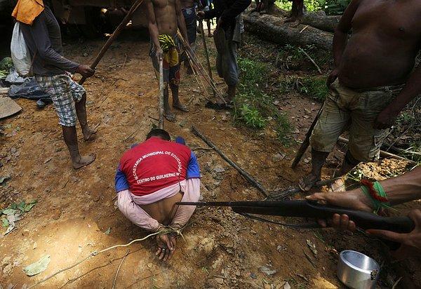 8. Alto Turlacu Indian Bölgesi’nde yerel direnişçiler tarafından esir alınmış ve elleri bağlanmış ağaç kesici