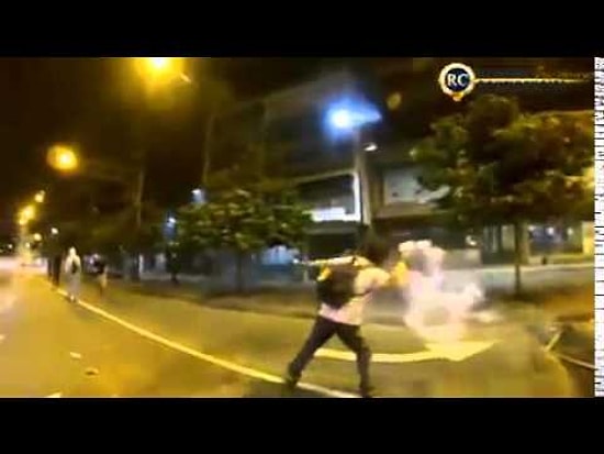 Üzerine Gelen Fişeği Panter Gibi Havada Yakalayıp Geri Fırlatan Eylemci