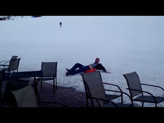 Dağdan Kızakla Kayarken Hızını Alamayan Adam