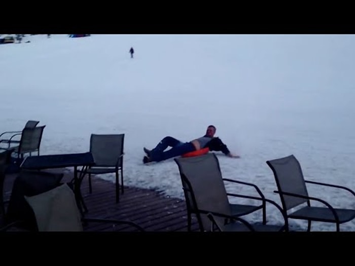 Dağdan Kızakla Kayarken Hızını Alamayan Adam