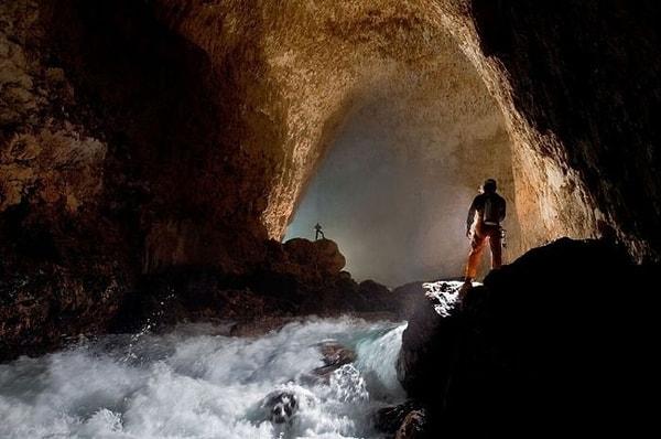 Krubera Mağarası dünyanın en derin mağarasıdır..
