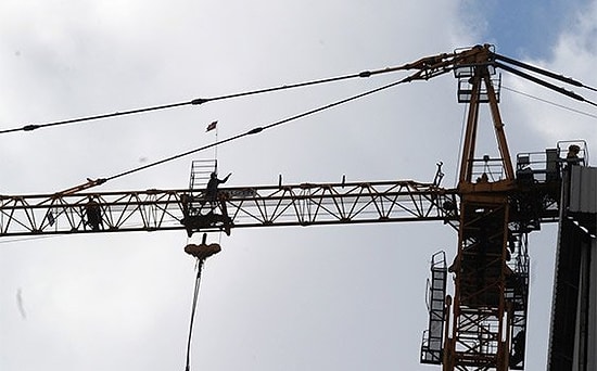 Bayrama Vinç Üstünde Girdiler