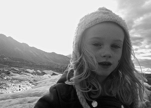 25. Anchorage'de yürüyüş yapan altı yaşındaki Elena Noelle, Alaska - Birleşik Devletler
