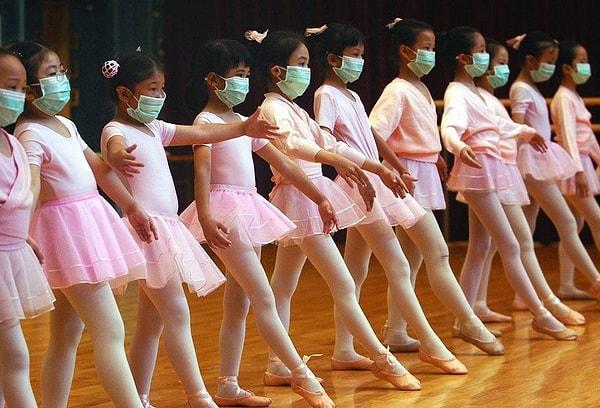8. Özellikle Amerika'da çok yayılan SARS virüsüne karşı küçük balerinleri böyle koruma yoluna gitmişler. (2003)