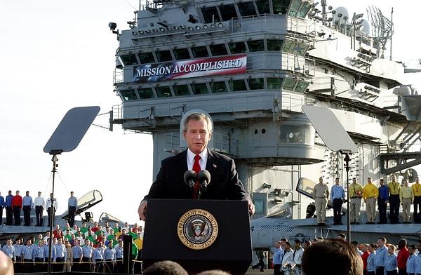 12. Başkan Bush'un savaştan 42 gün sonra bir uçak gemisinin önünde yaptığı ve ünlü 'görev tamamlandı' yazısının olduğu konuşması (2003)