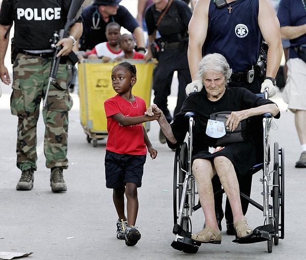 20. 5 yaşındaki Tanisha Belvin, New Orleans Katrina Kasırgası'nda aynı faciayı yaşadıkları 105 yaşındaki Nita LaGarde'ın elinden tutup destek olurken (2005)