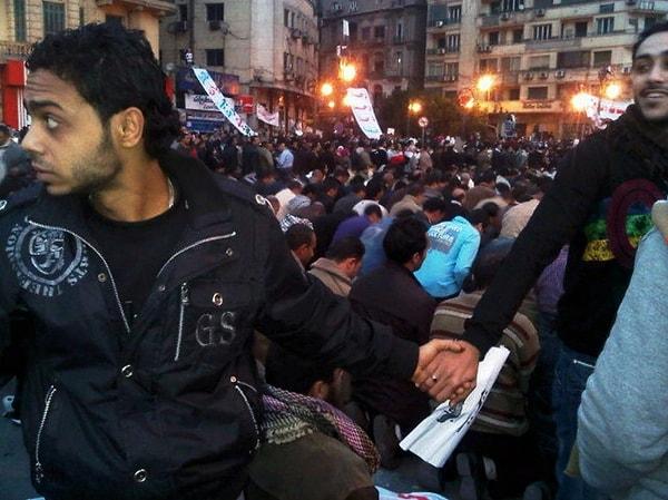 38. Mısır'daki toplumsal harekette Tahrir Meydanı'nda namaz kılan Müslümanları koruyan Hristiyan Mısırlılar da yıllar boyu hatırlanacaklar. (2011)