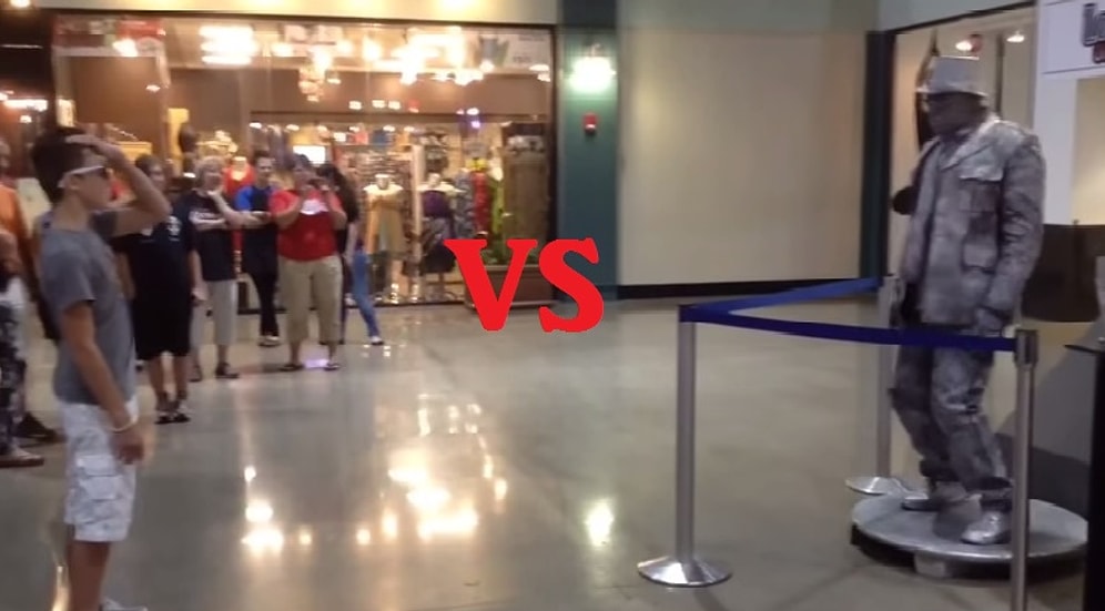 Alışveriş Merkezinde Müşteriyle Heykel Adamın Dubstep Dans Kapışması