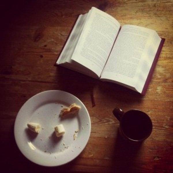 3. Kitap,kahve ve atıştırmalıklarla günü mükemmelleştirebilirsiniz.