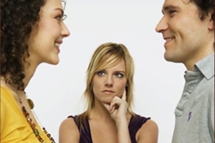 Sevgilimizin Eski Sevgisiyle Kafayı Bozduğumuzu Kanıtlayan 10 Durum