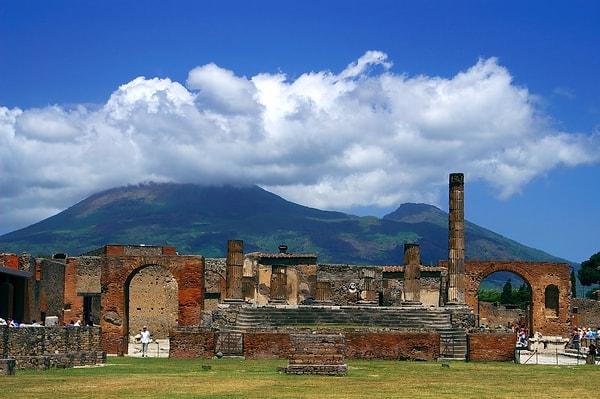 11. Tüm zenginlikler, makamlar, güzelliklerle birlikte Pompei insanları taş oldu.