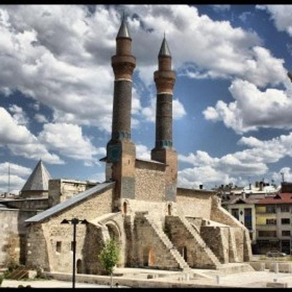 13. Çifte Minare'yi görmeden gitmek olmaz, Sivas'ın göbeğindedir.